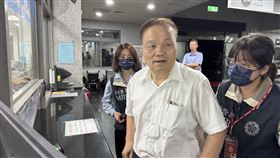 花蓮副縣長顏新章涉嫌圖利廠商　移送地檢署複訊花蓮地檢署偵辦花蓮縣府營養午餐招標弊案，花蓮副縣長顏新章（白衣者）涉嫌圖利廠商，11日遭檢調搜索帶回問訊，深夜11時移送地檢署複訊。中央社記者張祈攝　115年6月11日