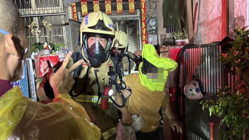 台南新營民宅火警 4人被救出送醫