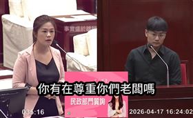 台北市研考會主委殷瑋近日與民進黨議員洪婉臻在議會爆發激烈衝突。洪婉臻質疑殷瑋態度傲慢且頻頻「反質詢」，要求其道歉時，殷瑋竟以「嘿嘿」笑回，慘遭怒斥「嬉皮笑臉」。（圖／翻攝自「事實盛於雄辯」臉書）