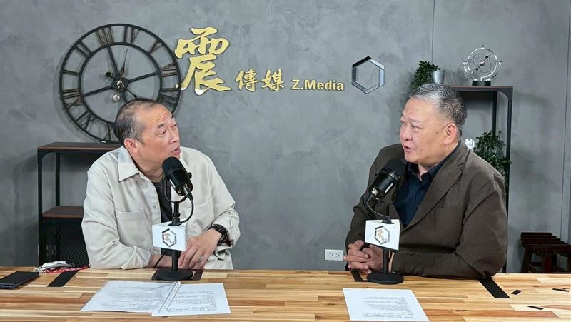 吳崑玉(右)說,「哪有研考會主委衝到前面去?你寧可取而代之是嗎?」。(圖/震傳媒《新聞!給問嗎?》提供)