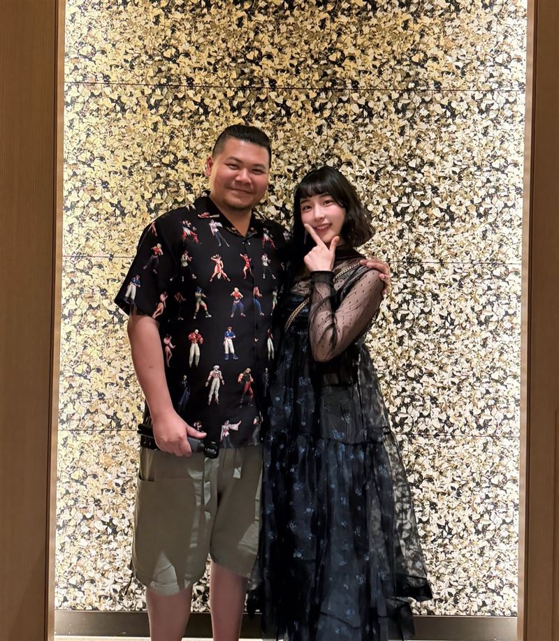 YouTuber「鐵牛」跟空姐老婆婷婷結婚多年。(圖/翻攝自臉書)