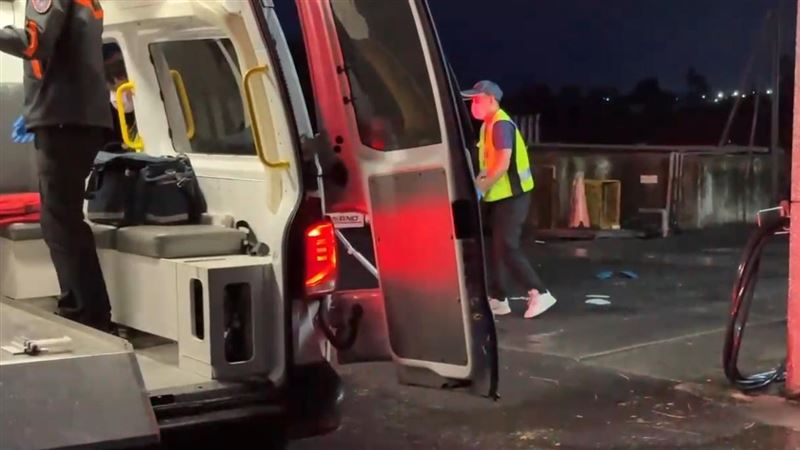 台東市郊一家雞隻屠宰場,大貨車助手64歲曾姓男子,從貨車上摔落後OHCA,疑似心梗送醫不治。(圖/記者王浩原攝影)