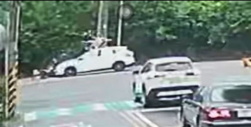 新竹縣湖口鄉11日發生一起驚悚車禍,一名丁姓失聯移工駕車行經八德路二段時,無視紅燈號誌竟高速撞飛起步機車,造成蔡姓女騎士與江姓乘客重傷送醫。(圖/翻攝自「我愛湖口鄉」臉書)