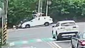 新竹縣湖口鄉11日發生一起驚悚車禍，一名丁姓失聯移工駕車行經八德路二段時，無視紅燈號誌竟高速撞飛起步機車，造成蔡姓女騎士與江姓乘客重傷送醫。（圖／翻攝自「我愛湖口鄉」臉書）