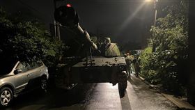 桃園市楊梅區電研路190巷，發生軍用車輛交通事故。（圖／翻攝畫面）
