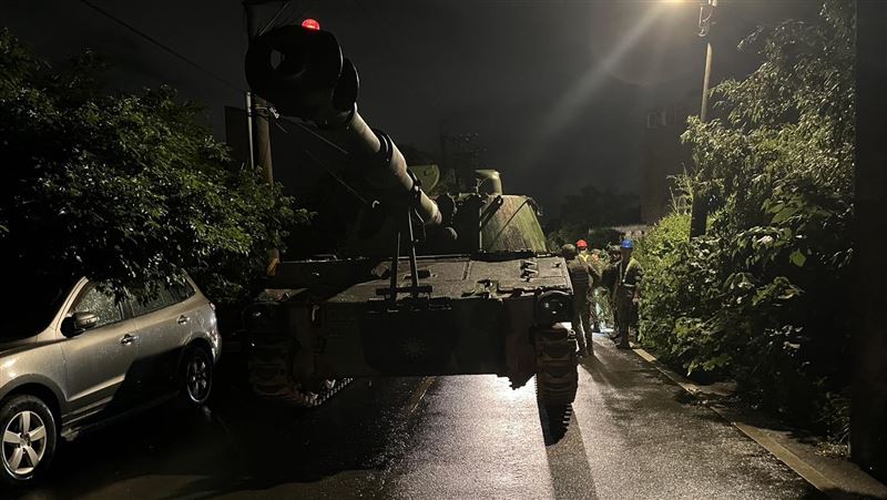 桃園軍用車車禍!撞爛路邊5汽車現場曝光