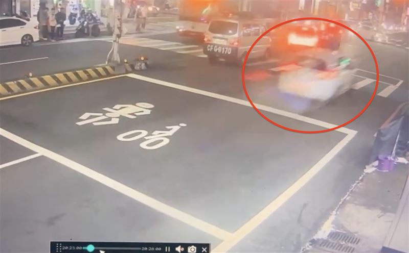 張男躲避警方追緝，一路闖紅燈、蛇行。（圖／翻攝畫面）