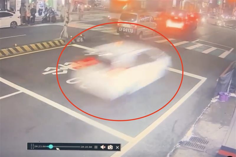 張姓男子一路飆速跑給警察追，監視器只能拍到模糊車影。（圖／翻攝畫面）