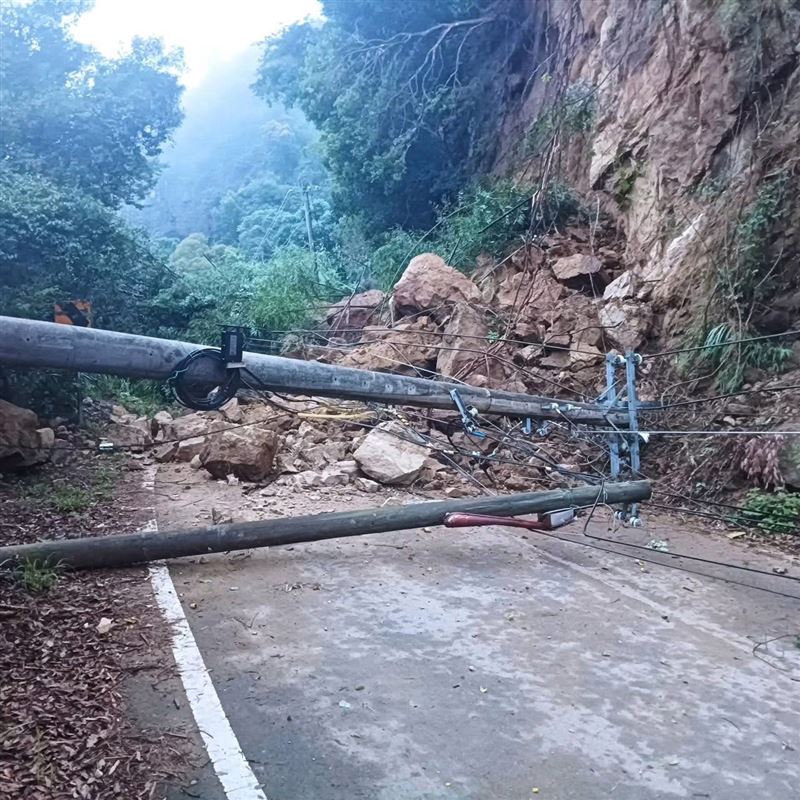 邊坡土石大片滑落，電線桿也被扯斷倒塌。(圖／翻攝臉書)