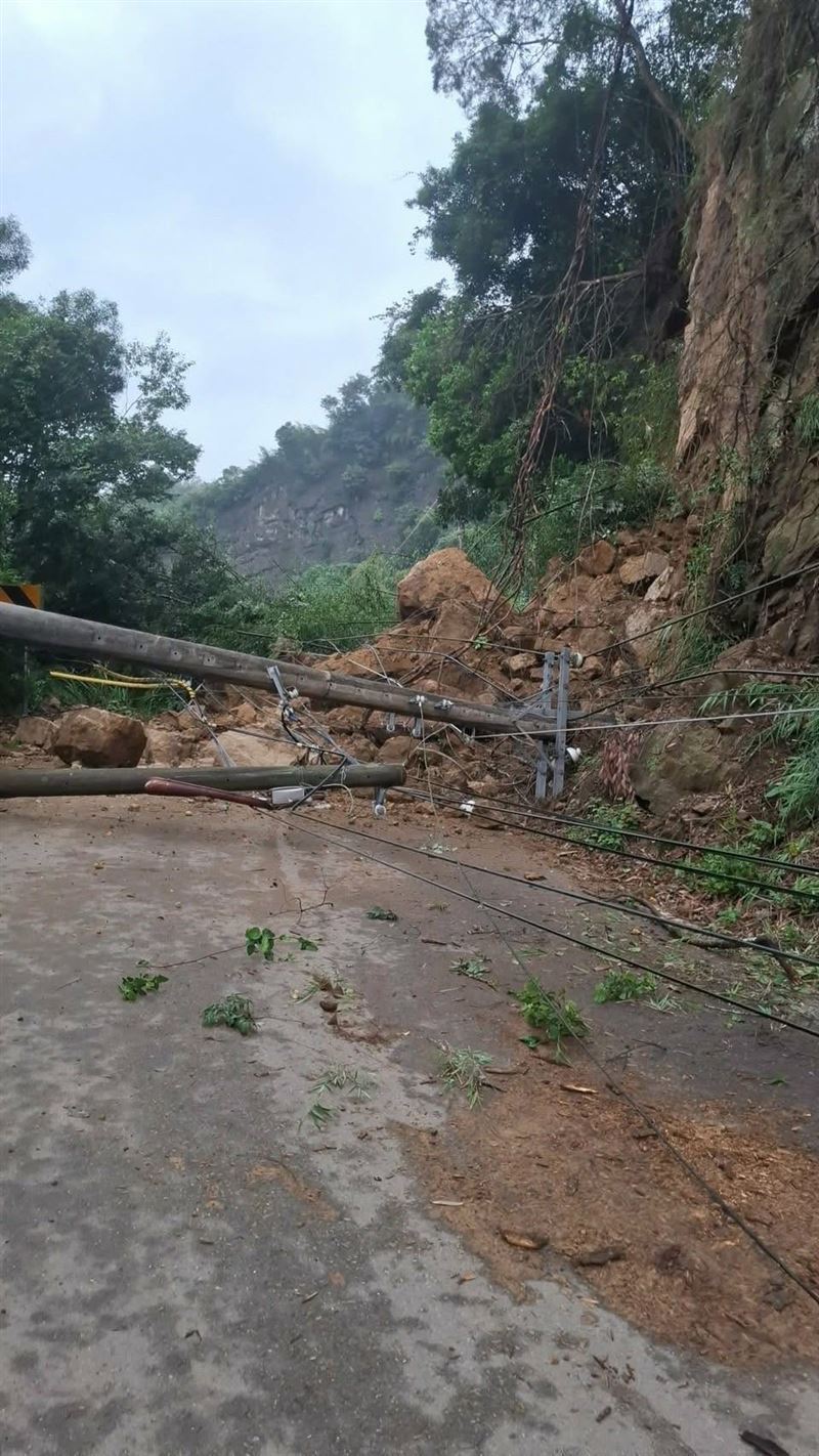 連日降雨造成土石鬆動，苗栗大湖苗61線發生大規模土石坍方，全線封閉。（圖／翻攝臉書）