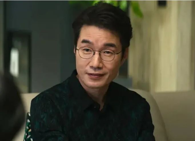 宋英奎在《鐵拳教育》第一集中,飾演用自己權力,幫助霸凌同學的兒子掩蓋惡行的國會議員角色。(圖/翻攝自Netflix)