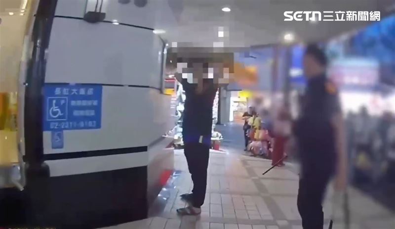 北市鄭男帶雙刀在西門町閒晃,還亮出其中1把刀遭逮。(圖/翻攝畫面)
