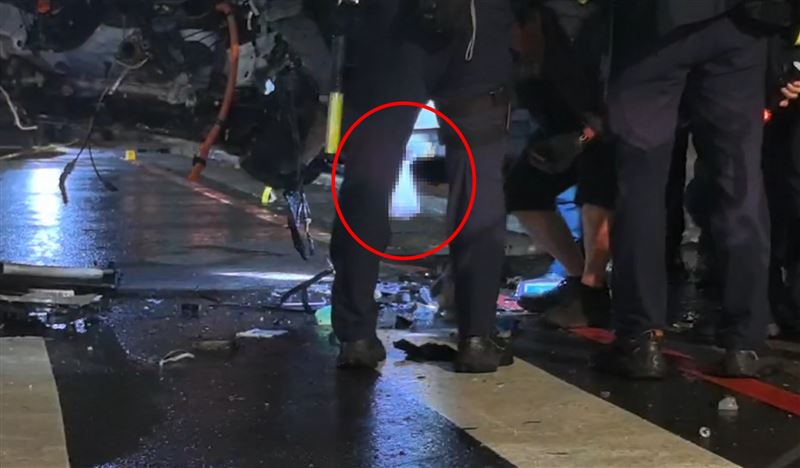 警方協助將斷肢取下。（圖／翻攝畫面）