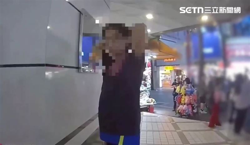北市鄭男帶雙刀在西門町閒晃,還亮出其中1把刀遭逮。(圖/翻攝畫面)
