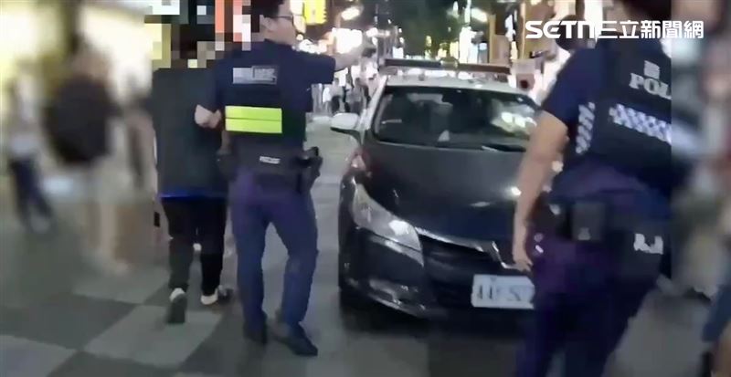 北市鄭男帶雙刀在西門町閒晃,還亮出其中1把刀遭逮。(圖/翻攝畫面)