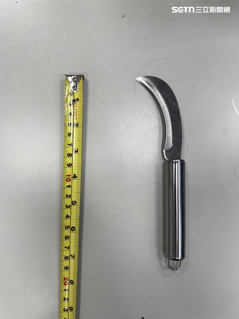 北市鄭男帶雙刀在西門町閒晃,還亮出其中1把刀遭逮。(圖/翻攝畫面)