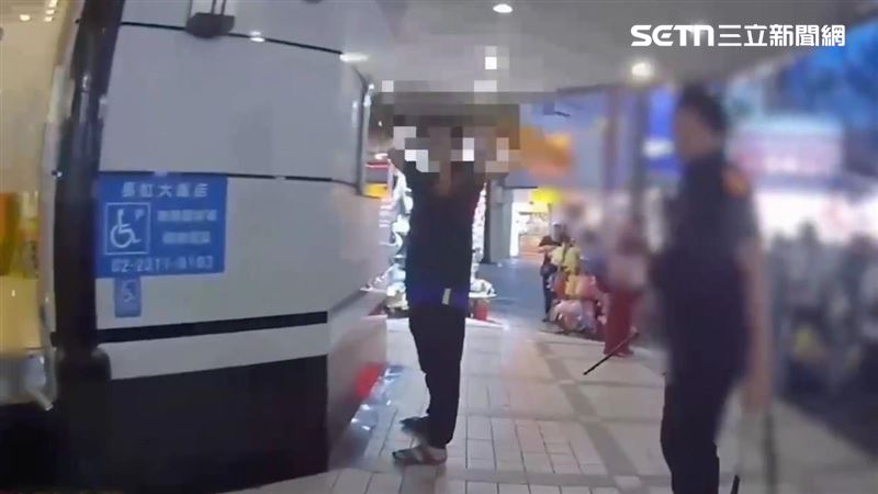 西門町亮刀路人驚逃 警在他身上搜出雙刃