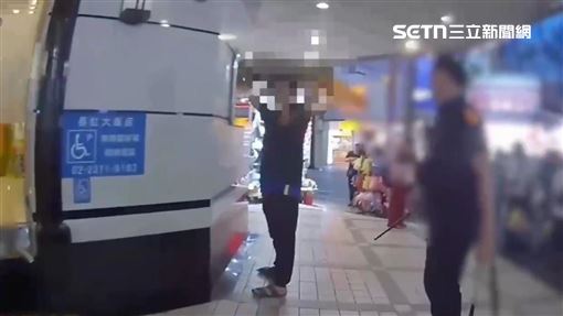 西門町亮刀路人驚逃　警在他身上搜出雙刃