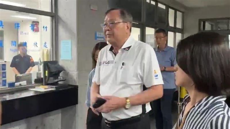 花蓮縣政府「免費營養午餐」爆發弊案,代理秘書長饒忠以證人身分到案說明。(圖/翻攝畫面)