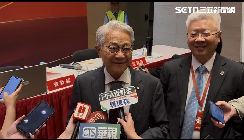 台新新光金控董事長吳東亮表示，在良好的經營環境下，台新新光金控去年稅後淨利達374億元，每股稅後盈餘（EPS）為1.9元。董事會配發每股現金股利1元及股票股利0.1元，合計1.1元，與股東共享經營成果。（圖／記王文承攝影）
