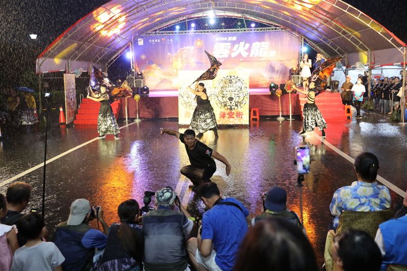 「舞空術劇團」還在雨中表演，酬勞疑似只給2袋麵包，讓副團長相當生氣。（圖／翻攝自三義雲火龍節臉書）