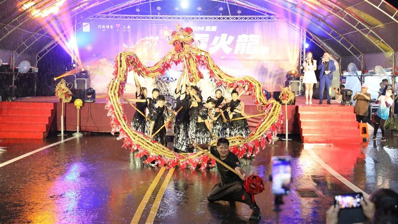 劇團遭無理加時演出 酬勞竟是2袋麵包