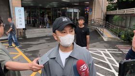 偶像男團Energy的成員書偉開庭後透過媒體說明。（圖／記者莊淇鈞攝影）