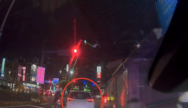 張男拒檢，警方一路狂追。（圖／翻攝畫面）