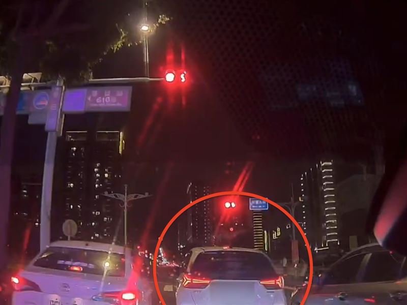 張男連闖數個紅燈，還鑽車縫。（圖／翻攝畫面）