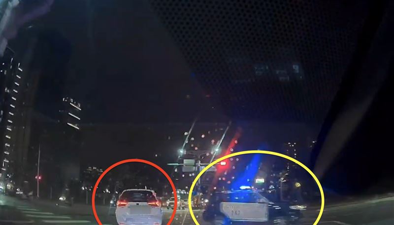 線上警力進行圍捕。（圖／翻攝畫面）