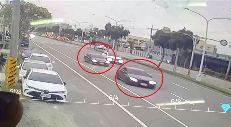 車禍撞擊瞬間影像曝光，黑色轎車疑似與另一輛黑車「競速」追逐狂飆，接著失控撞樹。(圖／翻攝畫面)