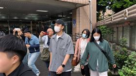 偶像男團Energy的成員書偉開庭步出法庭。（圖／記者莊淇鈞攝影）