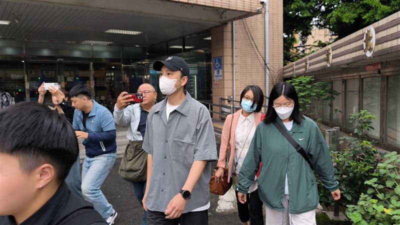 偶像男團Energy的成員書偉開庭步出法庭。(圖/記者莊淇鈞攝影)