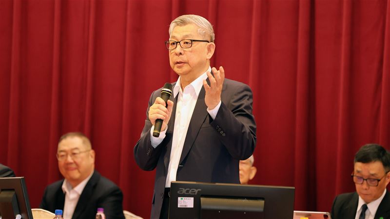 國泰金控股東會聚焦壽險營運與獲利結構，蔡宏圖強調匯率與利率風險已趨穩，將朝平穩增長邁進。面對小股東的犀利提問，經營層承諾提升 ROE 並致力於勞資對話，將持續深耕 AI 轉型與綠色金融，以穩健的資產負債管理，為股東創造長期價值。（圖／國泰金提供）