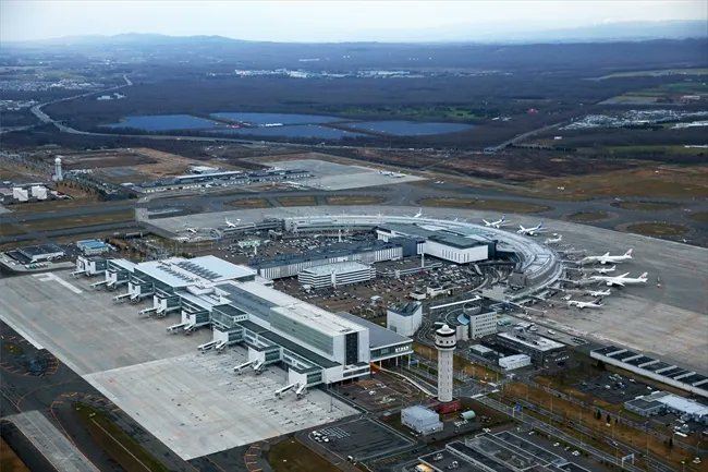 今（12）日日本北海道驚傳一架台灣虎航班機駕駛艙冒出濃煙，緊急迫降札幌新千歲機場，所幸未傳出人員傷亡。（圖／翻攝自X平台 @doshinweb）