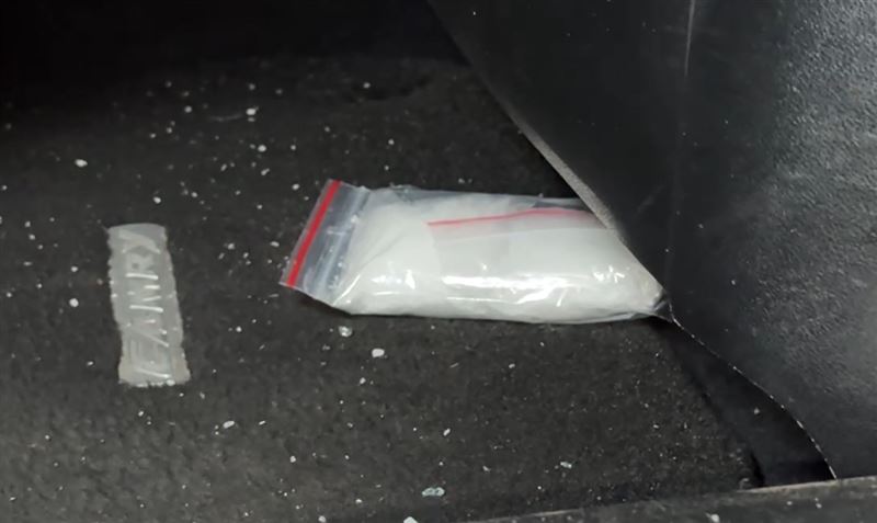 警方從車上搜出毒品K他命，輕傷的19歲陳姓男子被驗出體內有毒品反應。(圖／翻攝畫面)