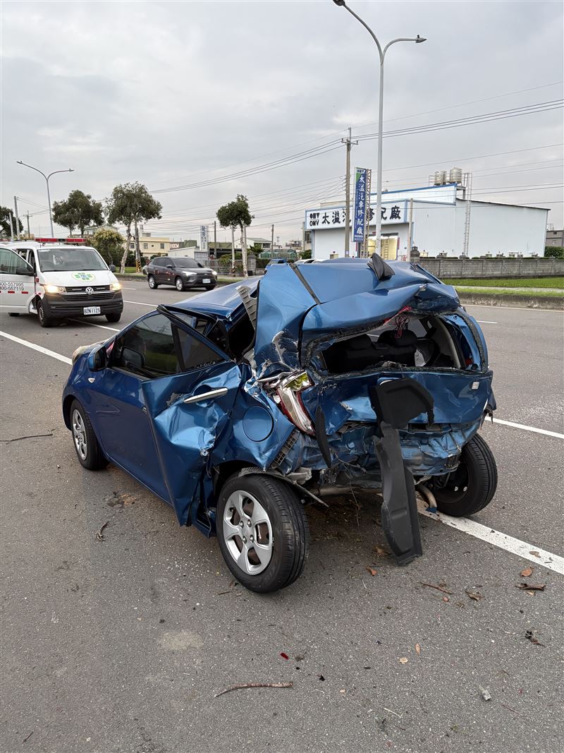 停在路邊的藍色轎車無辜遭波及，整輛車尾被撞爛幾乎全毀。(圖／翻攝畫面)