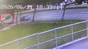 梧棲，飛車自撞，2慘死，疑毒駕「競速」，甩尾失控撞樹，1人噴飛　驚悚瞬間(圖／翻攝畫面)