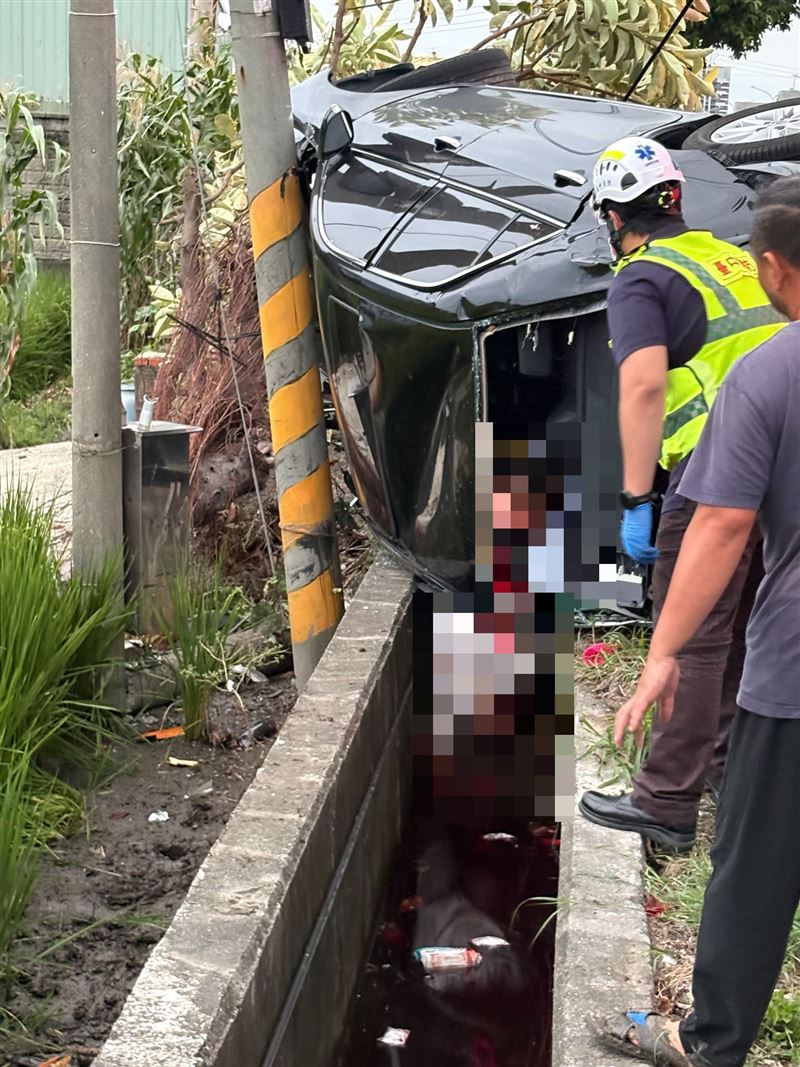 29歲許姓男子遭拋飛車外傷重不治，2名19歲陳姓男子卡在變形車體內被救出，1人死亡1人幸運僅輕傷。(圖／翻攝畫面)