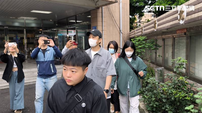 書偉的助理(前方黑衣)法庭旁聽時拿出手機拍照被法官當場抓包要求刪除畫面。(圖/記者莊淇鈞攝影)