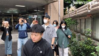 書偉開庭超糗！助理當庭拿手機拍照被抓包