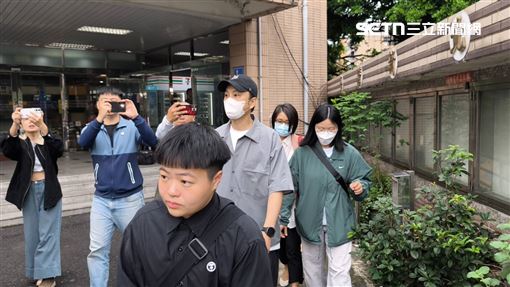 書偉開庭超糗！助理當庭拿手機拍照被抓包