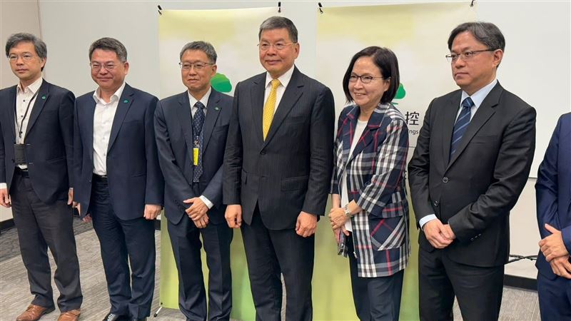 國泰金控營運大爆發,今年前五月獲利已超越去年全年,正式宣告脫離資本強化期,轉向「積極增長」戰略。總經理李長庚指出,受惠於壽險接軌國際制度及 AI 科技帶動出口紅利,國泰金獲利結構趨於穩健。面對未來,集團將啟動併購與內生成長雙引擎,在嚴控風險前提下,持續擴大全球金融版圖。(圖/記者師瑞德攝影)