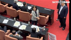 林淑芬痛罵民眾黨「沒有擔當臭俗辣」，更氣到摔許忠信的手板。（圖／記者楊士誼攝影）