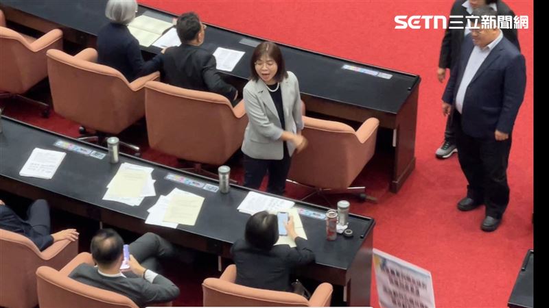 高虹安條款三讀!綠委氣摔手板罵:臭俗辣