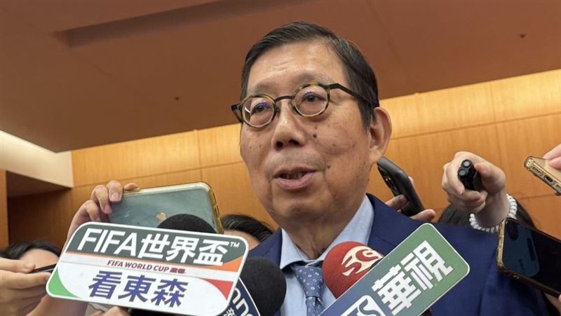 富邦金今舉行股東會，蔡明興不僅看好 AI 算力上月球的潛力，更宣佈投入 189 億元參與 SpaceX IPO，將其視為長期投資的獨占性標的。面對台股高點，蔡明興除喊話金控股價遭低估，更呼籲上班族別借錢炒股，應以專業的 ETF 配置分散風險，專注本業才是累積財富的長久之道。（圖／記者師瑞德攝影）