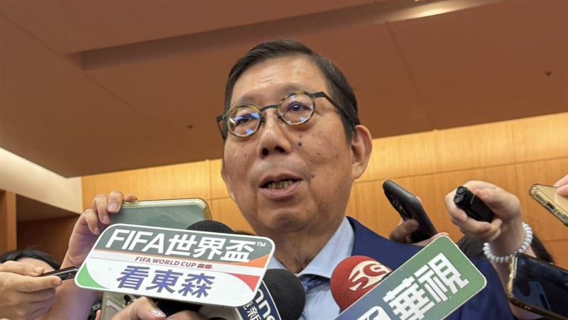 富邦金今舉行股東會，蔡明興不僅看好 AI 算力上月球的潛力，更宣佈投入 189 億元參與 SpaceX IPO，將其視為長期投資的獨占性標的。面對台股高點，蔡明興除喊話金控股價遭低估，更呼籲上班族別借錢炒股，應以專業的 ETF 配置分散風險，專注本業才是累積財富的長久之道。（圖／記者師瑞德攝影）