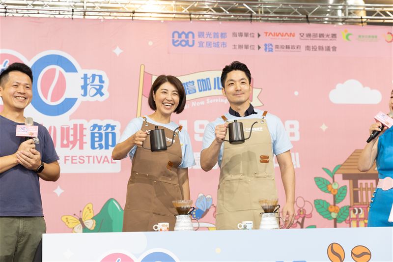 蔣萬安今天到南投出席巧克力咖啡節，和許淑華同台手沖咖啡（圖／北市府提供）