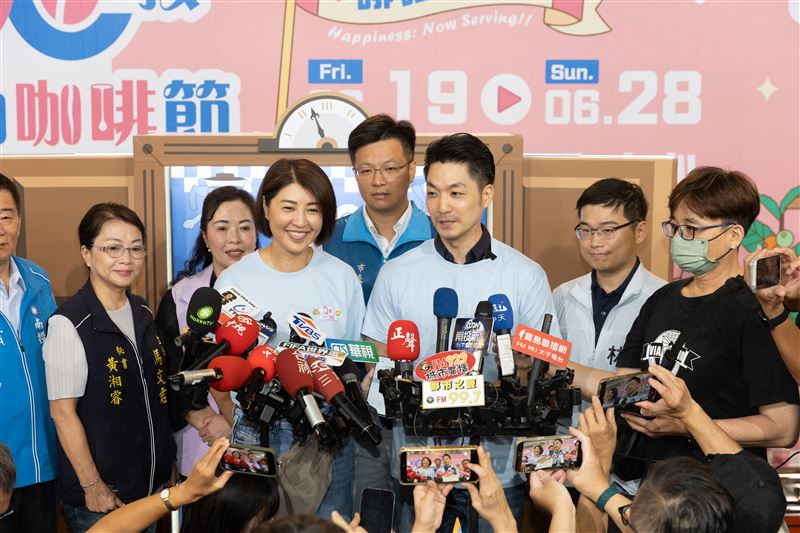蔣萬安今天到南投出席巧克力咖啡節，和許淑華一起接受媒體聯訪（圖／北市府提供）