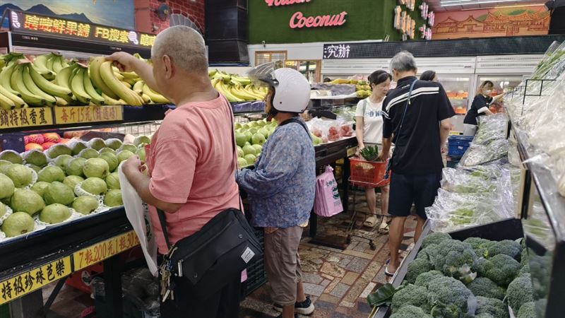 勞保年金設有與物價連動的調整機制，6月底預估有76.9萬名勞保年金請領者受惠，平均每人每月可增加逾千元